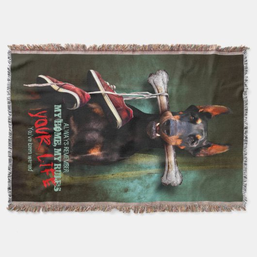 私の家、あなたの人生：ドベルマン犬と骨 – おもしろい スローブランケット (正面)