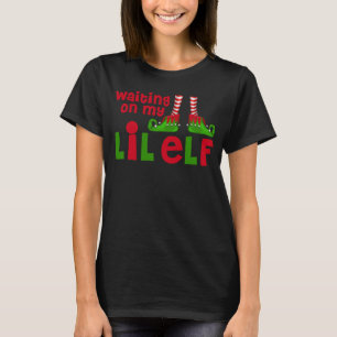 私の小妖精や小人のクリスマスのマタニティシャツで待っていること Tシャツ