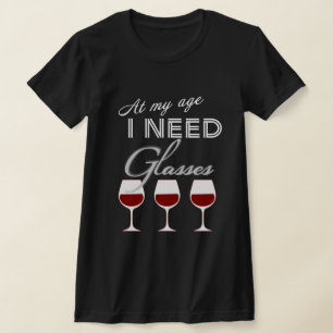 私の年齢ではグラスのワインTシャツが必要だ Tシャツ