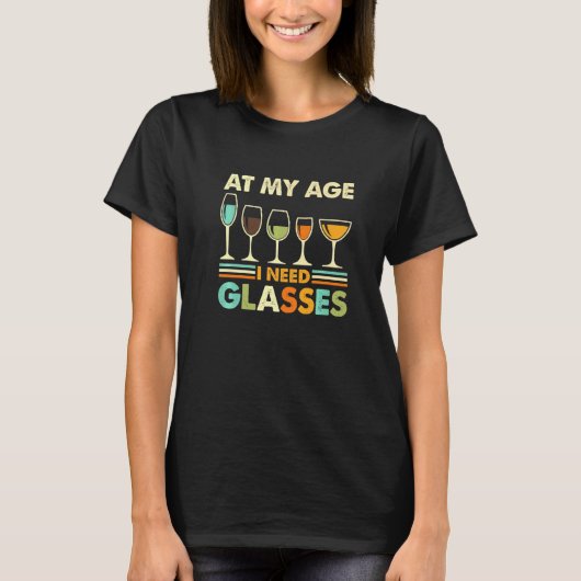 私の年齢ではグラスを飲む必要がある Tシャツ (正面)