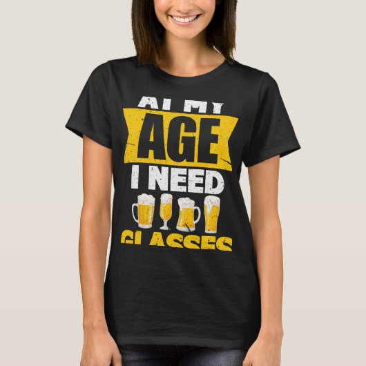 私の年齢ではグラスビールが必要だ Tシャツ (正面)