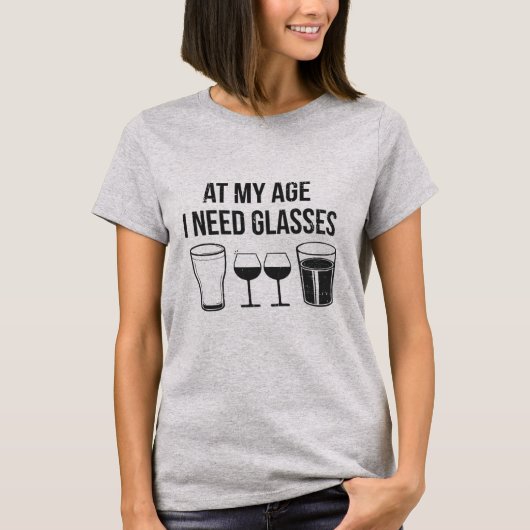 私の年齢では眼鏡が必要だ Tシャツ (正面)