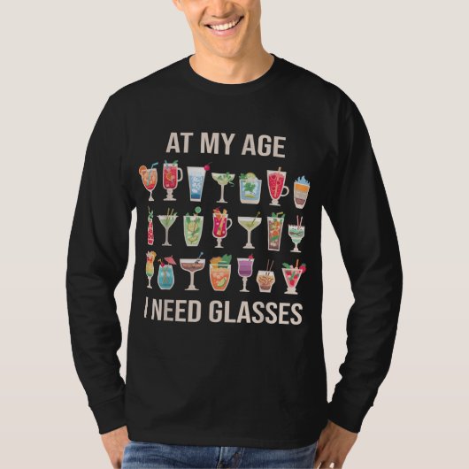私の年齢では老酒を飲む老酒おもしろい老眼鏡が必要だ Tシャツ (正面)