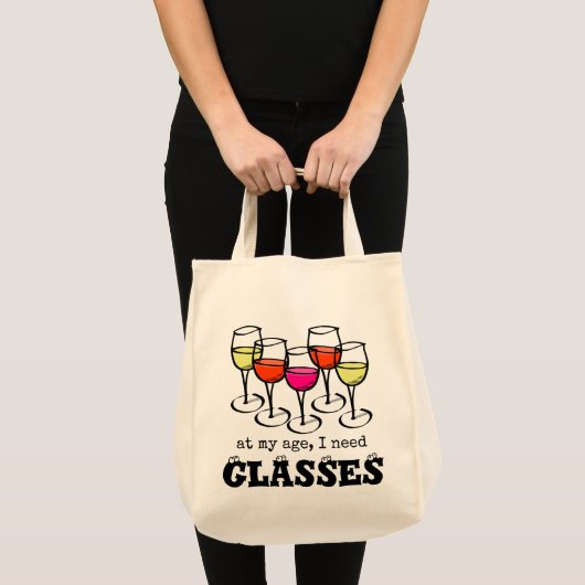 私の年齢で漫画のワイングラス、私は眼鏡が必要 トートバッグ (正面(商品))