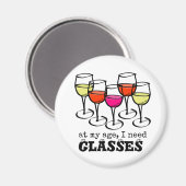 私の年齢で漫画のワイングラス、私は眼鏡が必要 マグネット (正面/裏面)