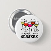 私の年齢で漫画のワイングラス、私は眼鏡が必要 缶バッジ (正面&裏面)