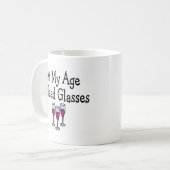 私の年齢で私はガラスを必要とします コーヒーマグカップ (正面左)
