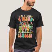 私の年齢で私は眼鏡カクテルワインを飲む必要がある Tシャツ (正面)