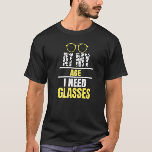 私の年齢で私は老年眼鏡のジョークが必要だ Tシャツ