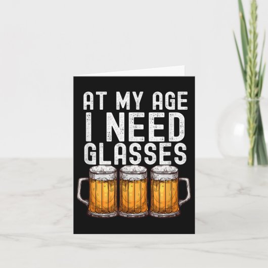 私の年齢で私はGlesが必要おもしろい – ビール飲み カード (正面)