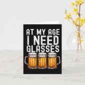私の年齢で私はGlesが必要おもしろい – ビール飲み カード (黄色い花)