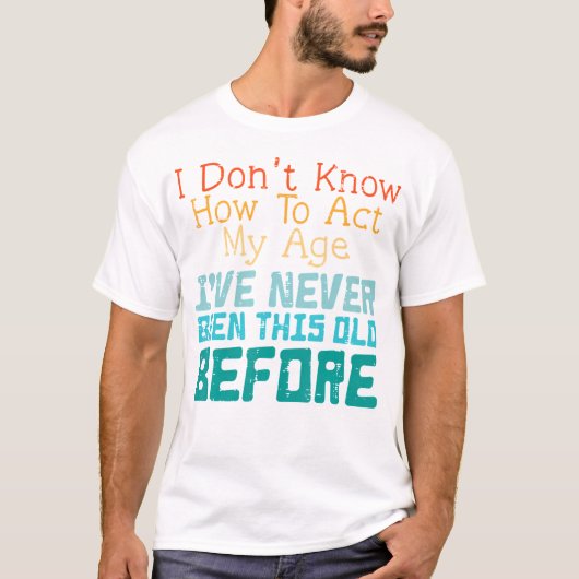 私の年齢のことわざ皮肉を行う方法を知らなおもしろいい Tシャツ (正面)