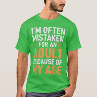 私の年齢のせいで大人と間違えられることが多いです Tシャツ