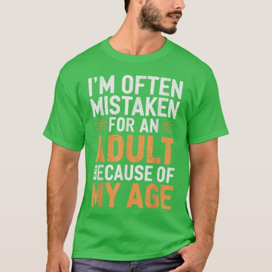 私の年齢のせいで大人と間違えられることが多いです Tシャツ (正面)