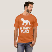 私の幸せな場所は馬 楽しい Tシャツ (正面フル)