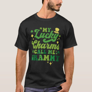 私の幸運なチャームは私をグラミー聖パトリックの日Grと呼ぶ Tシャツ