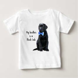 私の弟はブラックラボ - ブラックラブラドール子犬の少年です ベビーTシャツ