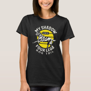 私の影は4本の脚と尾ドイツの羊飼いDを持っている Tシャツ