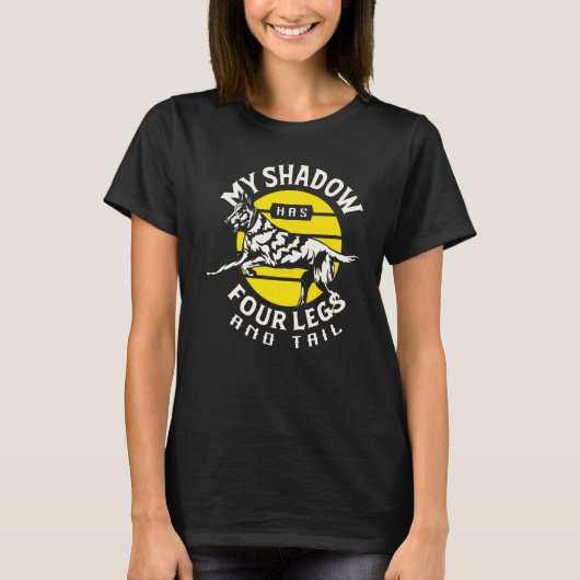 私の影は4本の脚と尾ドイツの羊飼いDを持っている Tシャツ (正面)
