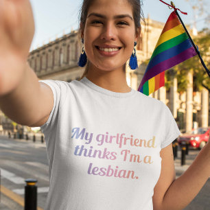 私の彼女考えはレズビアンだ Tシャツ
