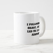 私の後を追ハートは私を空港へと導いた ジャンボコーヒーマグカップ (正面右)