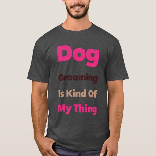 私の得意分野は犬のトリミングです 面白いデザイン Tシャツ (正面)
