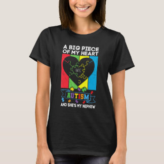 私の心の大きな一片は自閉症で私のものです Tシャツ