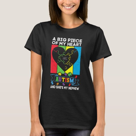 私の心の大きな一片は自閉症で私のものです Tシャツ (正面)