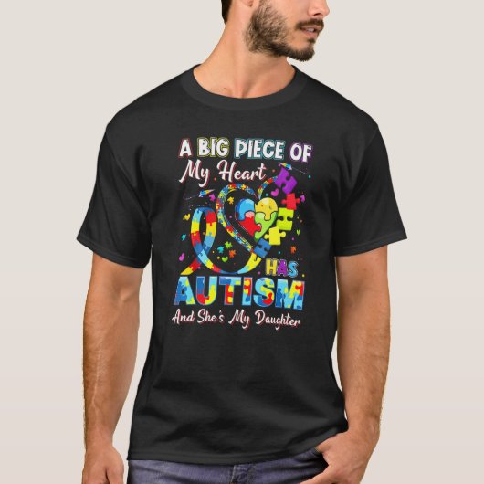 私の心の大きな一片は自閉症で、それは私の娘です Tシャツ (正面)