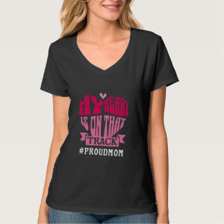 私の心はトラックの上 ママ 陸上競技のママ Tシャツ