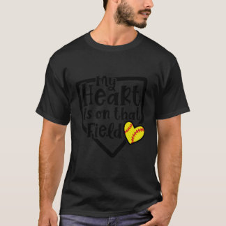 私の心はフィールド上 ソフトボールママ かわいい 面白い Tシャツ
