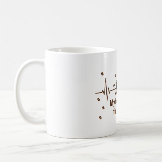 私の心臓はコーヒーのために鼓動する マグカップ (左)