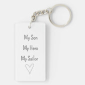私の息子のヒーロー私のセーラー米国海軍ママKeychain キーホルダー (裏面)