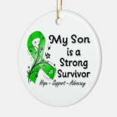 私の息子は強い生存者グリーンリボンだ セラミックオーナメント (左)