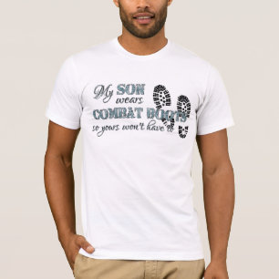 私の息子は戦闘用ブーツを身に着けています Tシャツ