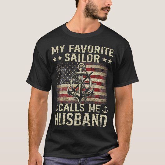 私の愛する航海士が私を夫と呼ぶ アメリカ家族の旗 Tシャツ (正面)