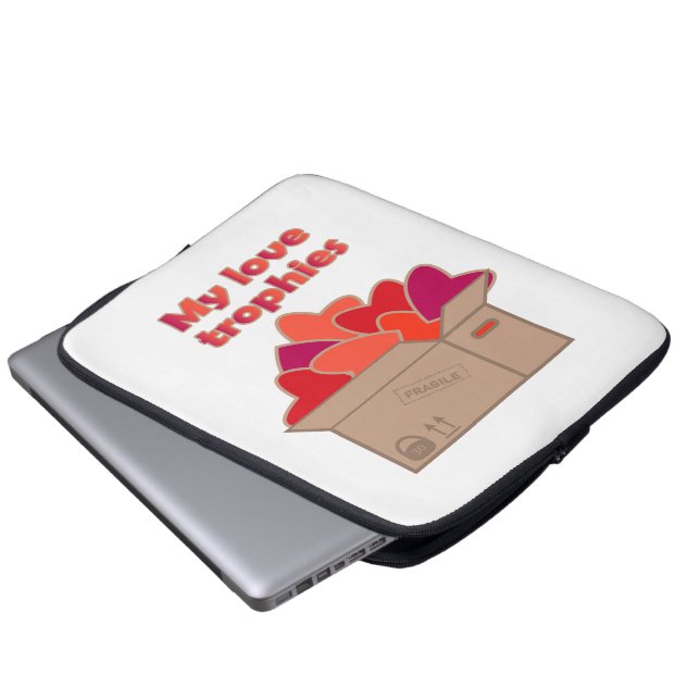 私の愛のトロフィー箱にバレンタインのハート ラップトップスリーブ (正面下部)