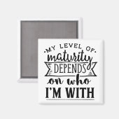 私の成熟度は私が誰と付き合っているかによって異なる マグネット (正面/裏面)