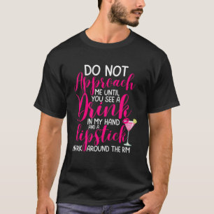 私の手おもしろいで酒を飲む女性のために飲む Tシャツ