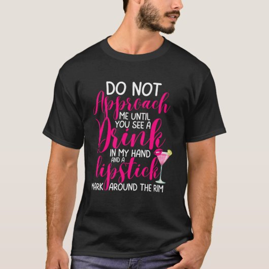 私の手おもしろいで酒を飲む女性のために飲む Tシャツ (正面)