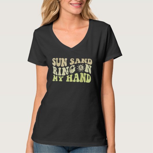 私の手に太陽の砂の指輪　グルービーな独身最後の夜 Tシャツ (正面)