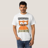 私の故郷はシンシナティ!漫画のネコ Tシャツ (正面フル)