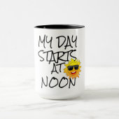 私の日は正午からかわいいコーヒおもしろいーマグデザイン マグカップ (中央)