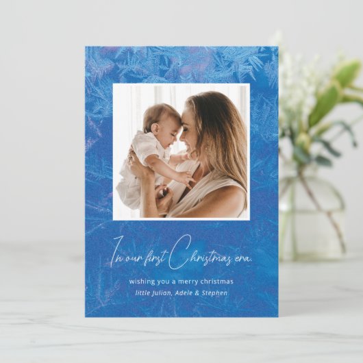 私の時代に私たちの初めてのクリスマスは雪の青をパイン シーズンカード (スタンド正面)