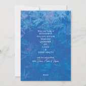 私の時代に私たちの初めてのクリスマスは雪の青をパイン シーズンカード (裏面)