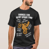 私の暇な時に行うことダートバイクもしくは自転車に乗る人 Tシャツ (正面)