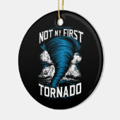 私の最初のおもしろいトルネードレトロストームチェザーではない セラミックオーナメント (左)