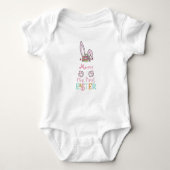 私の最初のイースターエッグとピンクバニー耳ガール ベビーボディスーツ (正面)