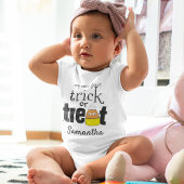 私の最初のハロウィーンのかわいいトリックまたはキャンディーコーンを扱う ベビーボディスーツ