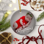 私の最初のメリー小さなクリスマス生まれたばかりのベビー写真 セラミックオーナメント<br><div class="desc">ラブシンプルルベビー初めてのクリスマスオーナメント。簡単でパーソナライズする詳細。チャットを通して私とtouchに入るもしあなたはアートワークに関する質問やカスタマイズが必要である。ご注意：ご注文、発送、製品情報など、Zazzleお客様の連絡直接https://help.zazzle.com/hc/en-us/articles/221463567-How-Do-I-Contact-Zazzle-Customer-Support-に関するサポート。</div>